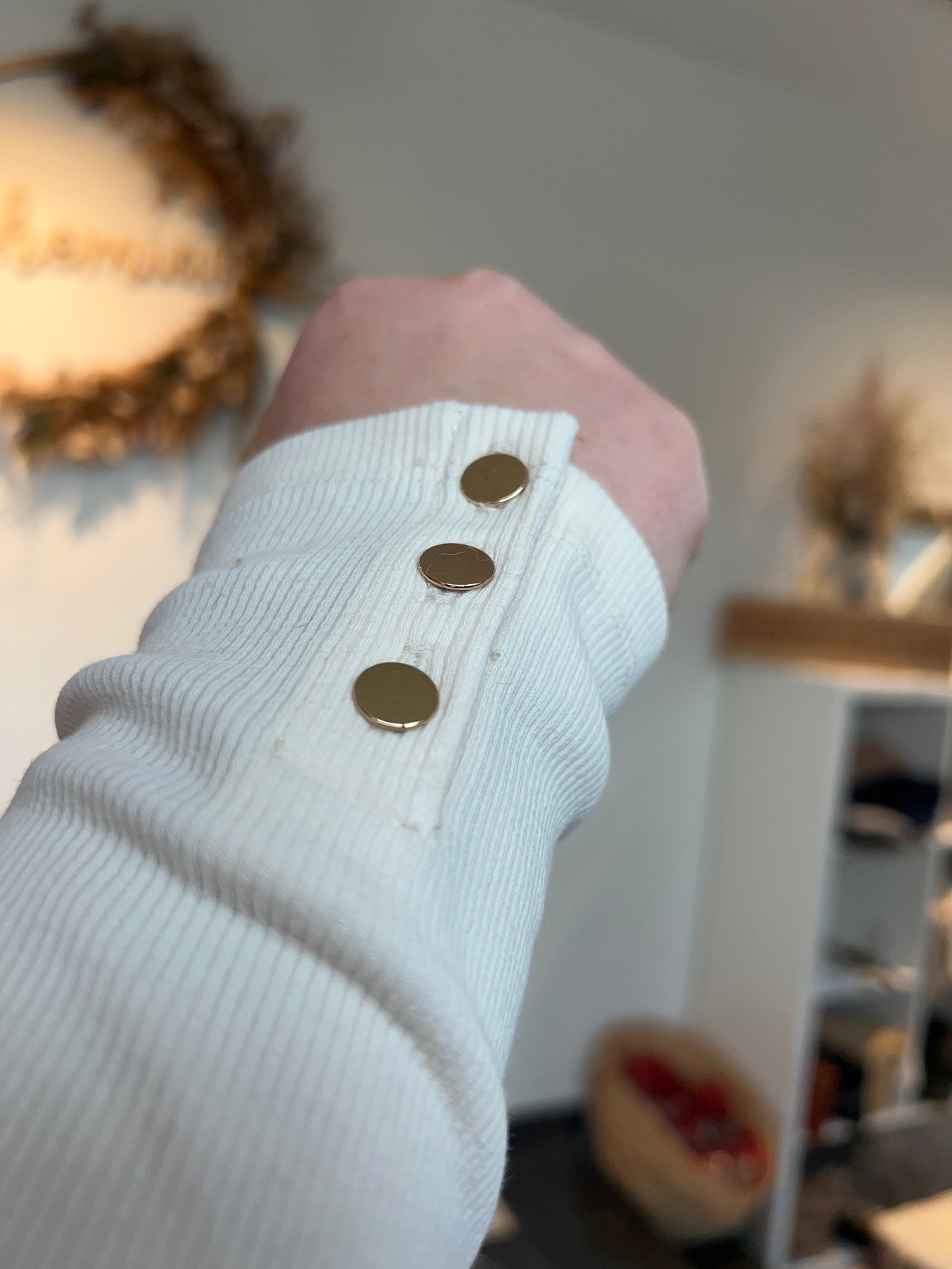 Luna Cream Top close-up - gouden knopen detail