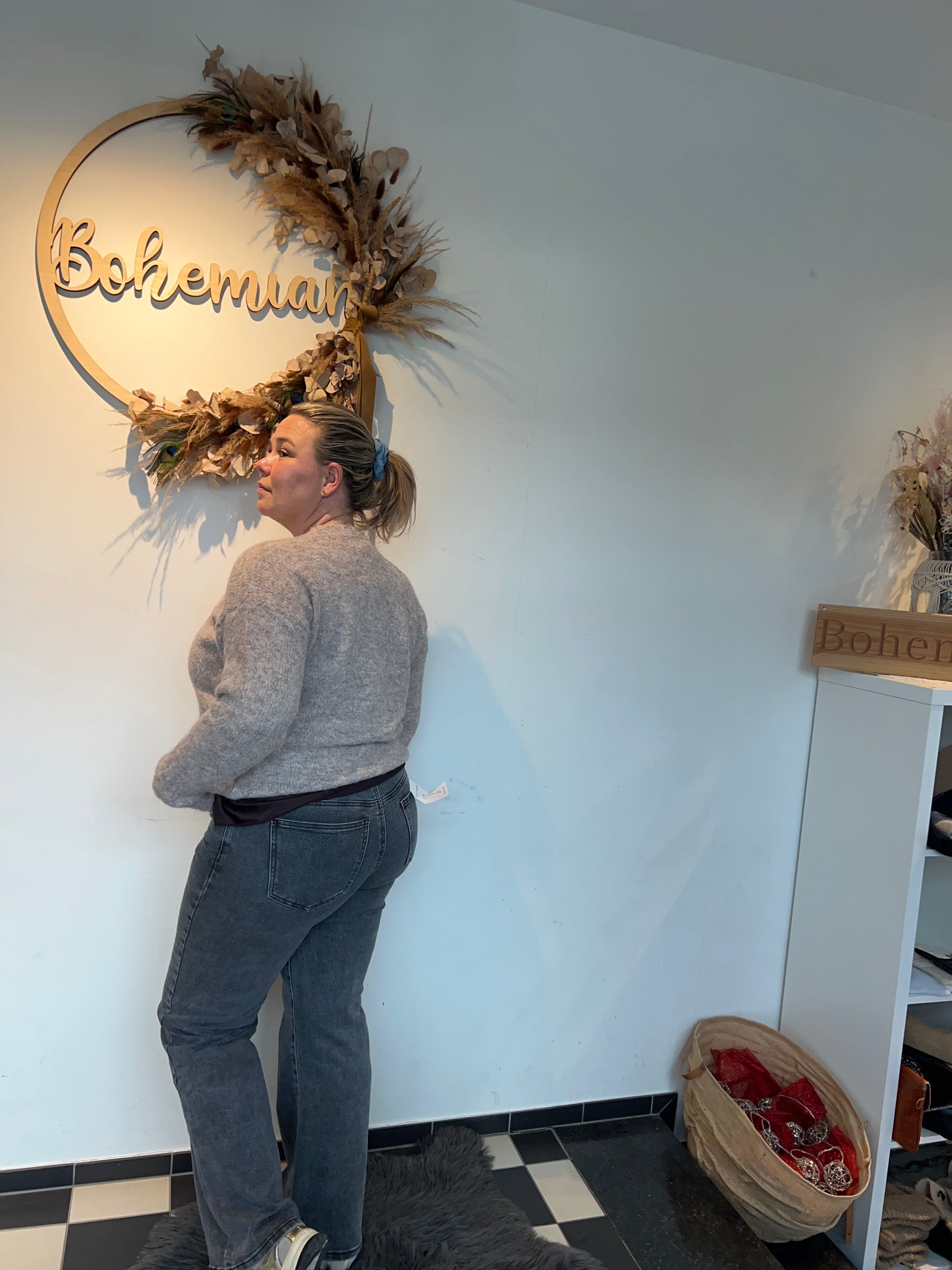 Noor Wide Grey jeans styling - vrouwelijke look