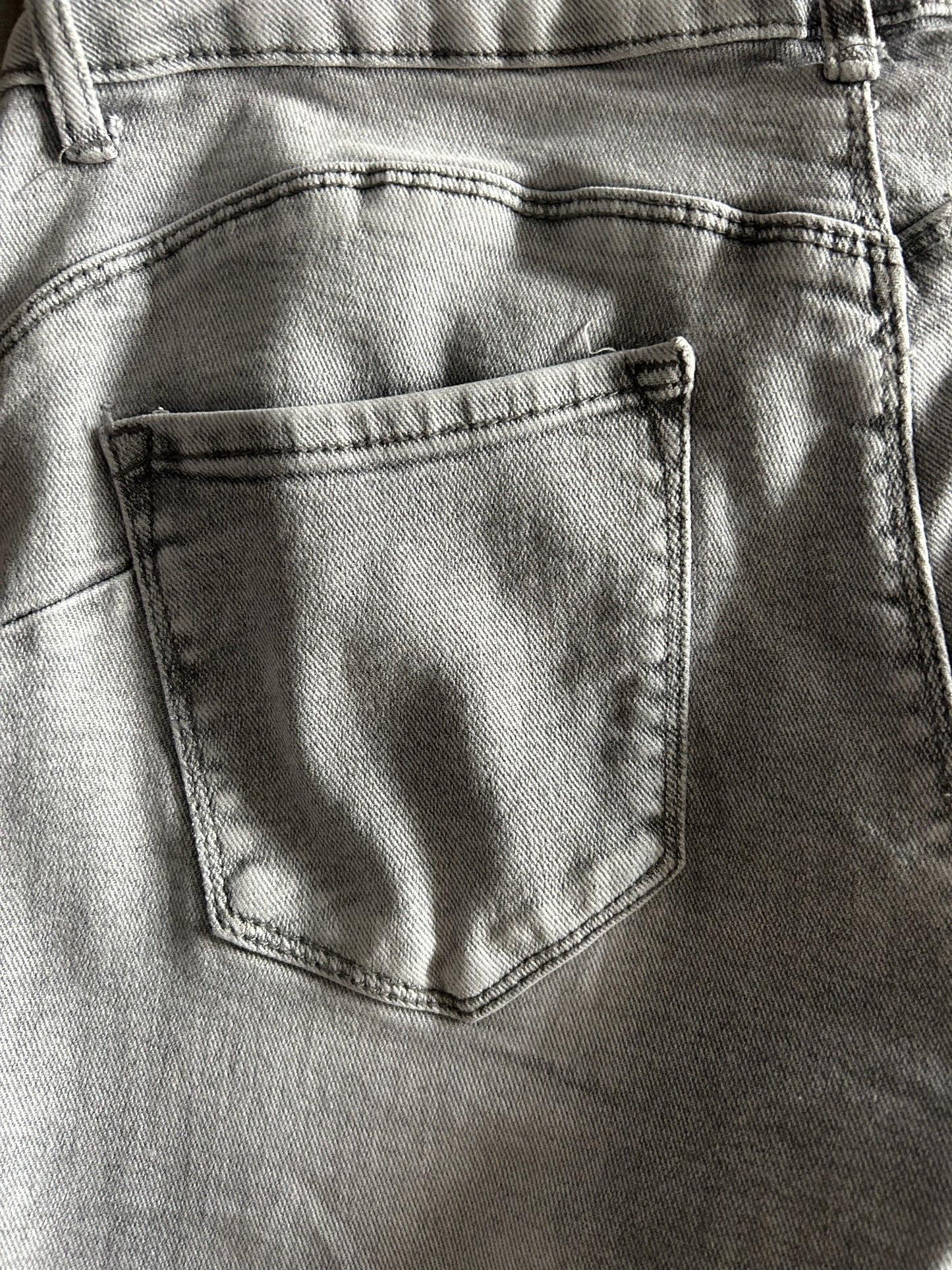 Livia Grey Skinny jeans close-up - zachte denim textuur