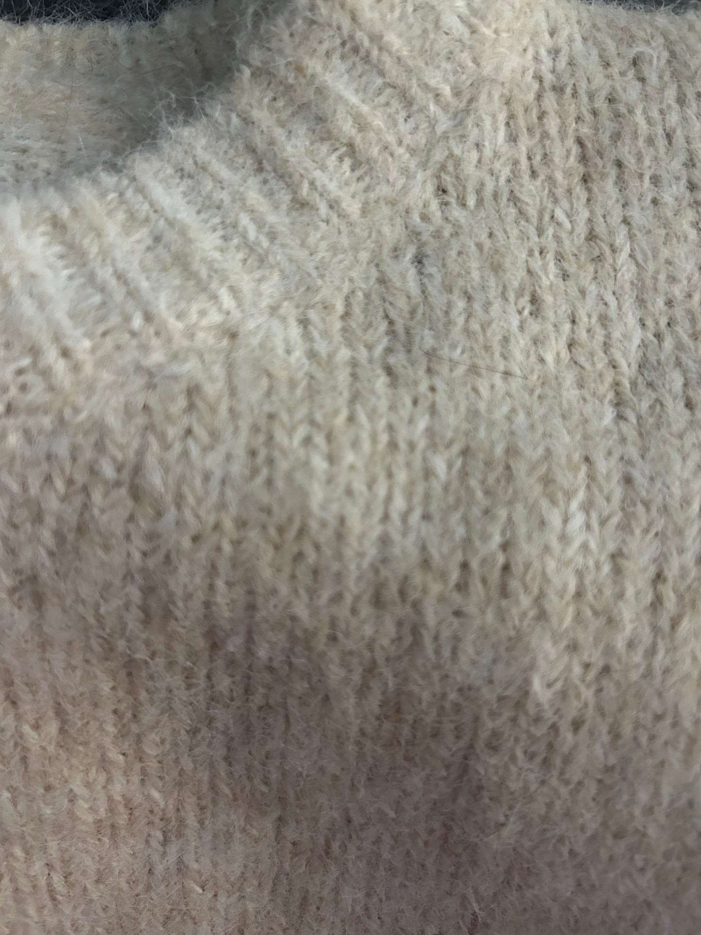 Amélie Soft Knit trui beige close-up - zachte knit textuur