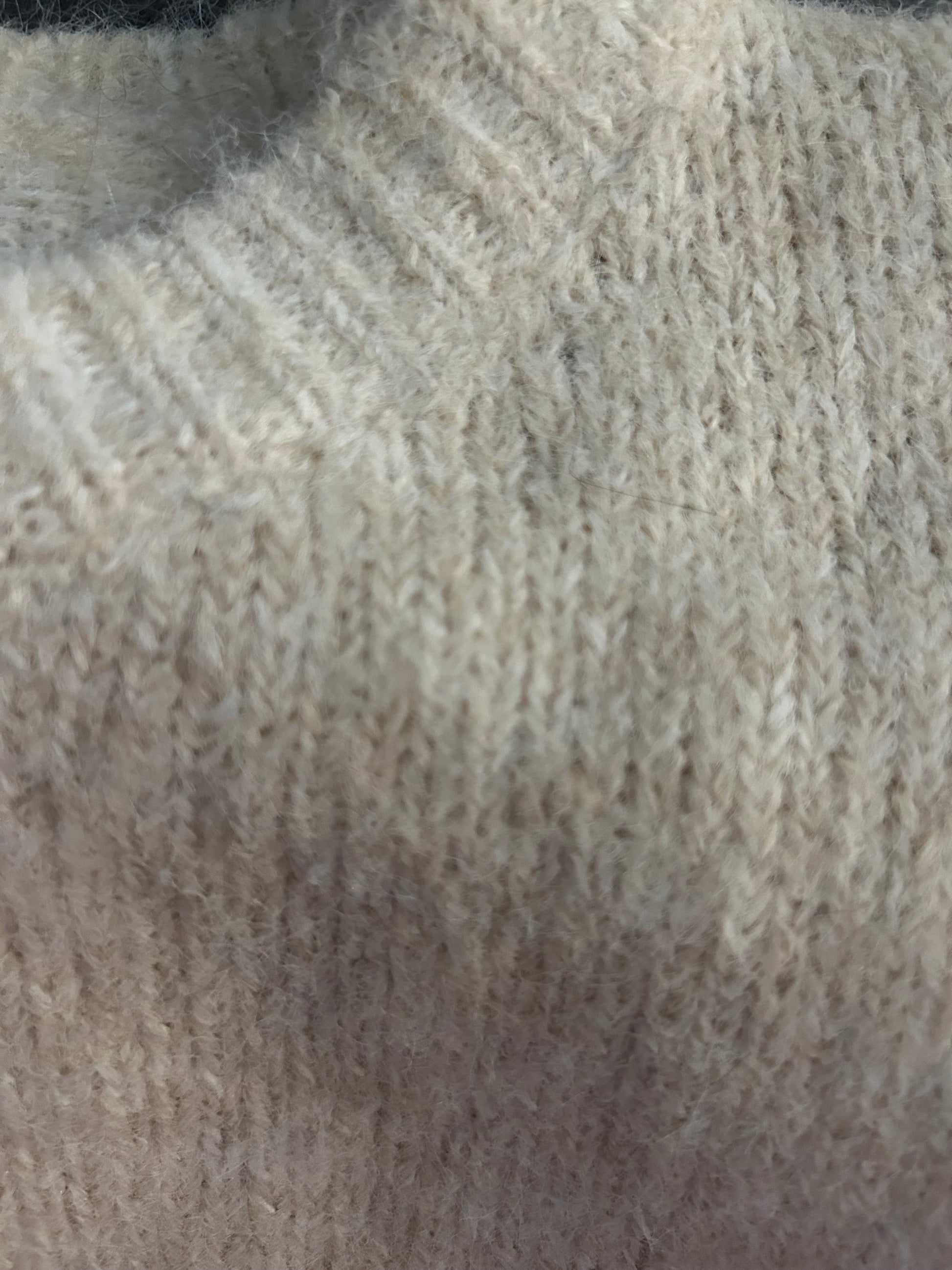 Amélie Soft Knit trui beige close-up - zachte knit textuur