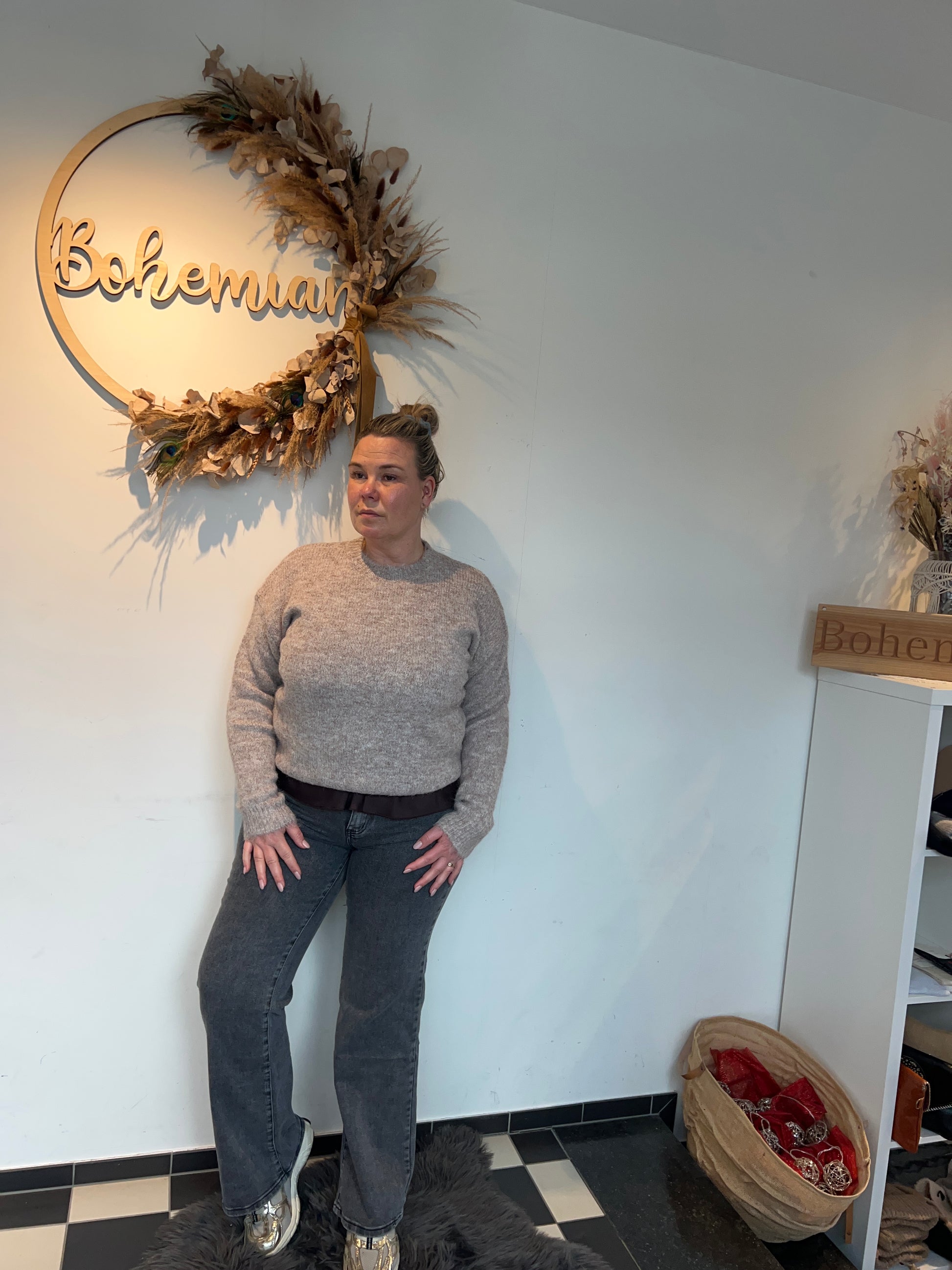 Noor Wide Grey jeans voorkant - hoge taille wijde pijpen