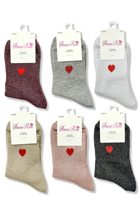 Glanzende sokken met rood hart