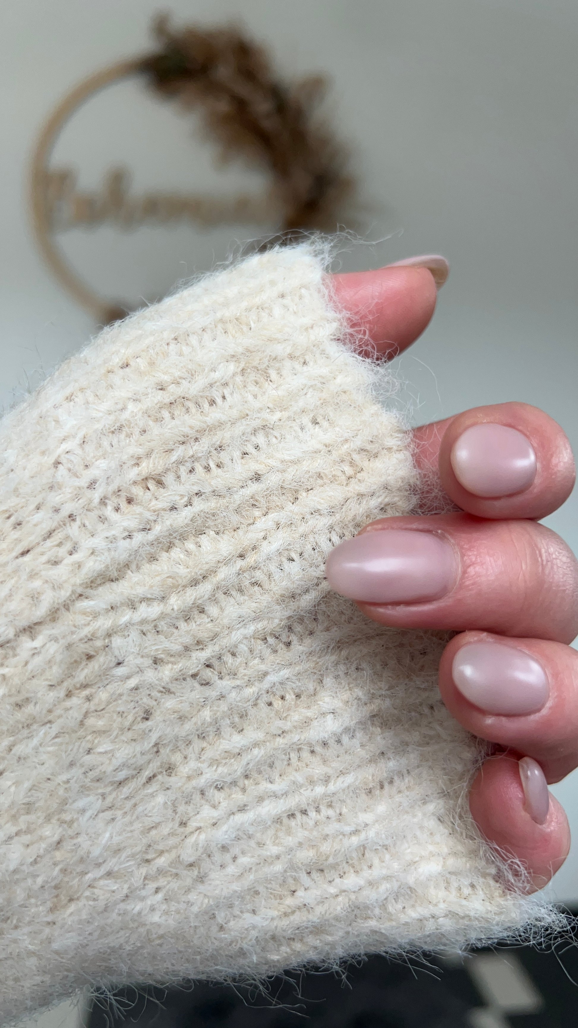 Amélie Soft Knit trui beige close-up mouw - tijdloze stijl