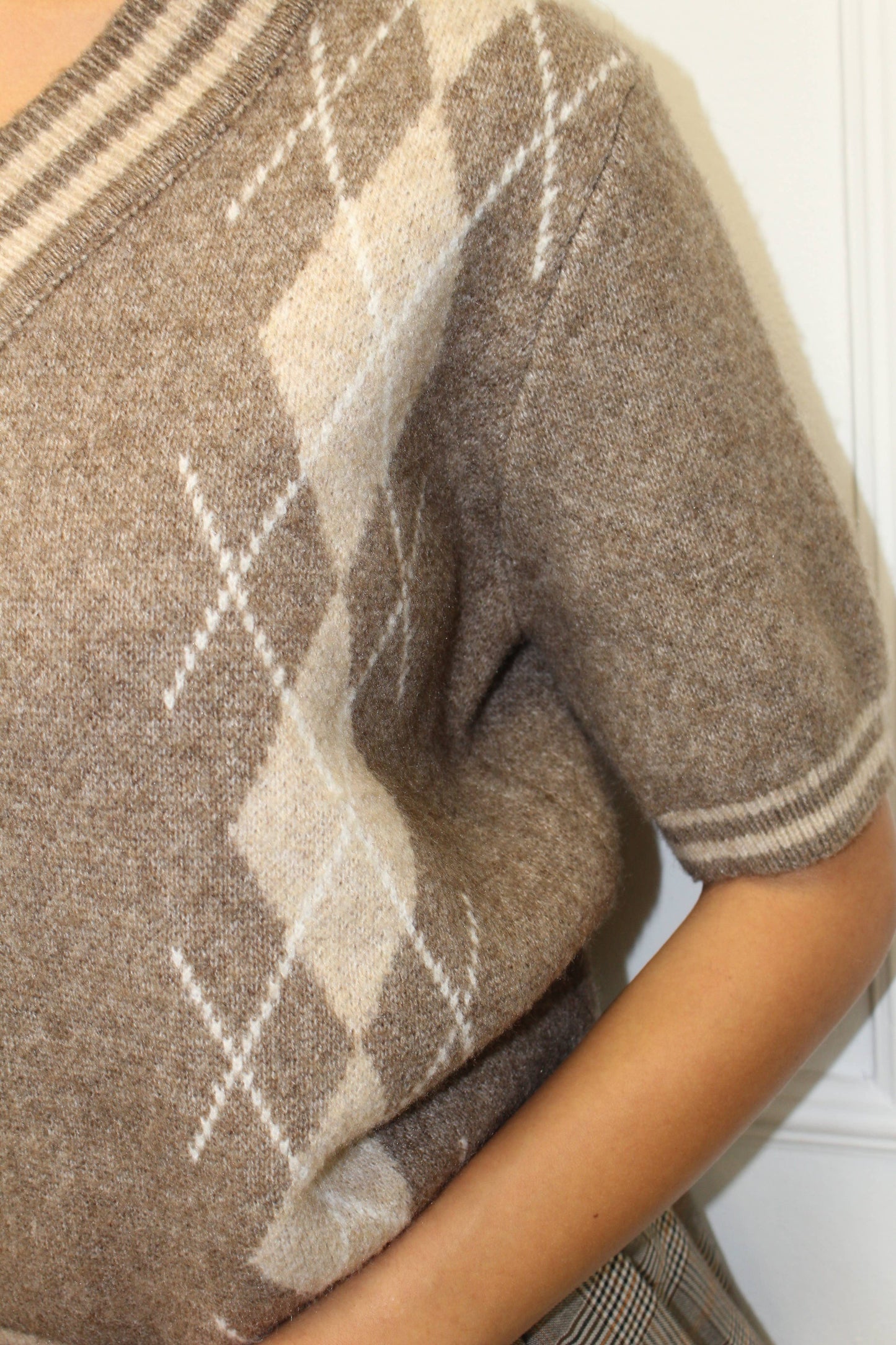 V-hals trui met korte mouwen en argyle patroon