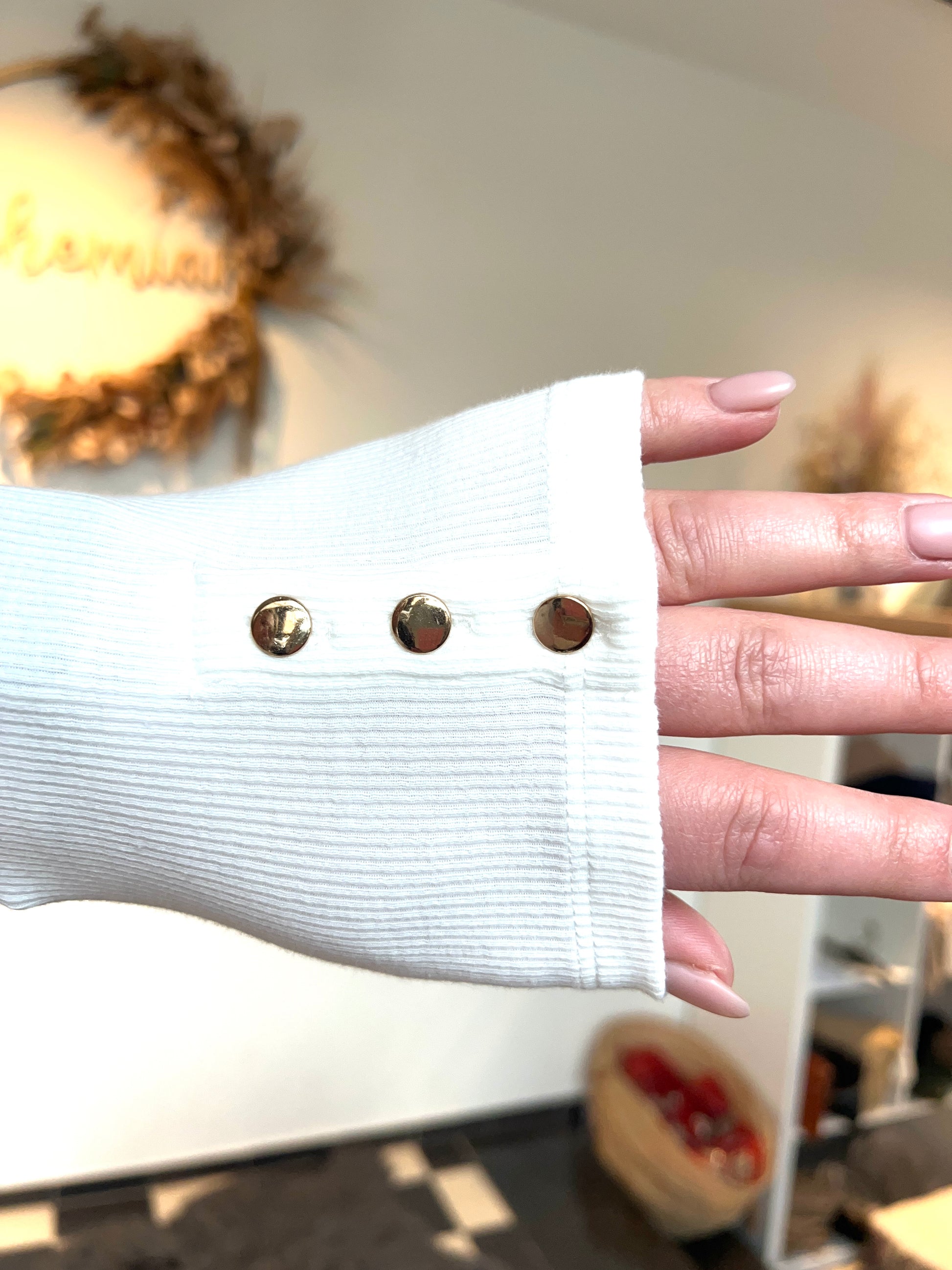 Elena Rib Top wit detail - gouden knopen aan mouwen