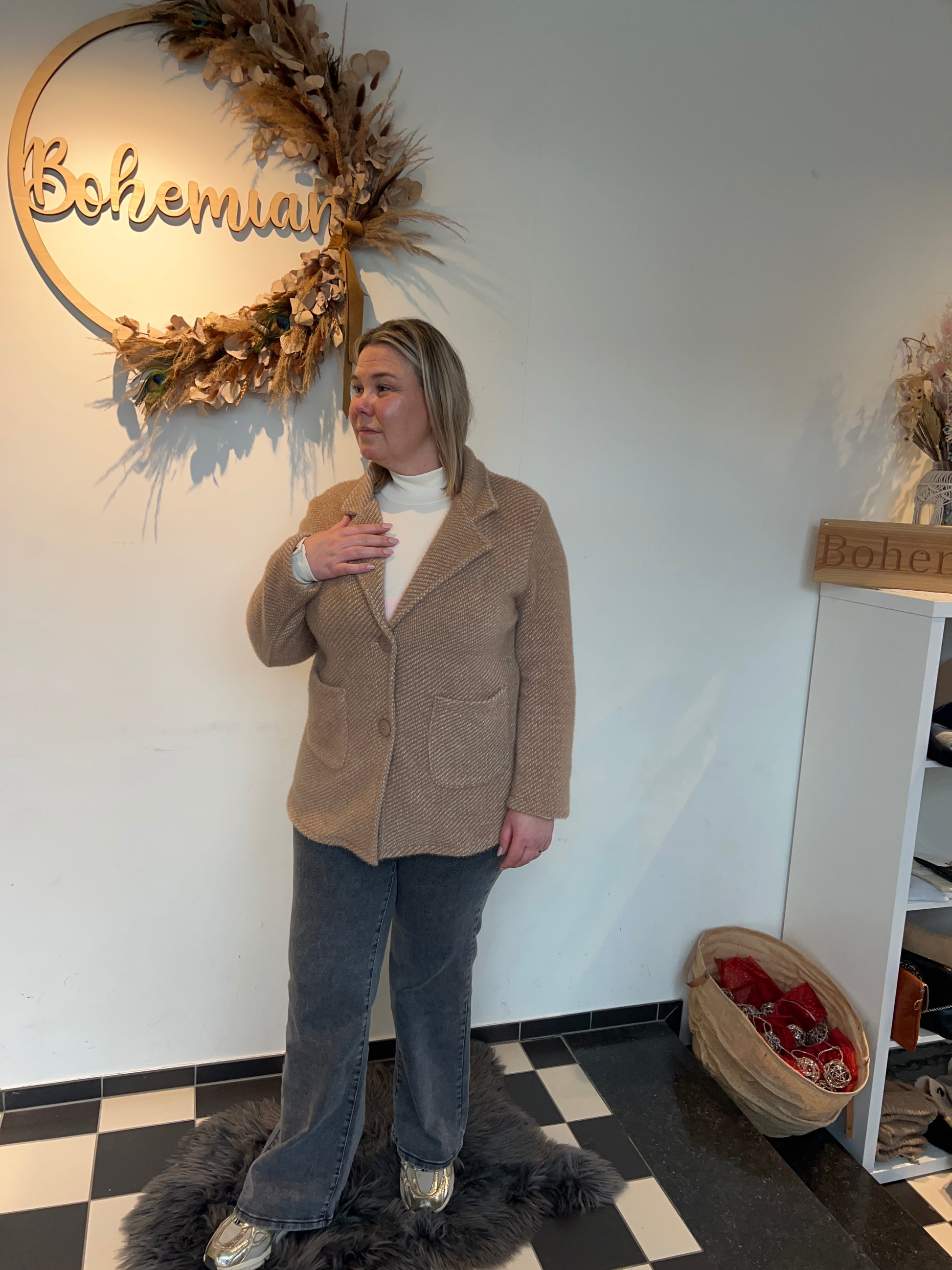 Rosie Wool Coat beige zijkant - one size everyday coat