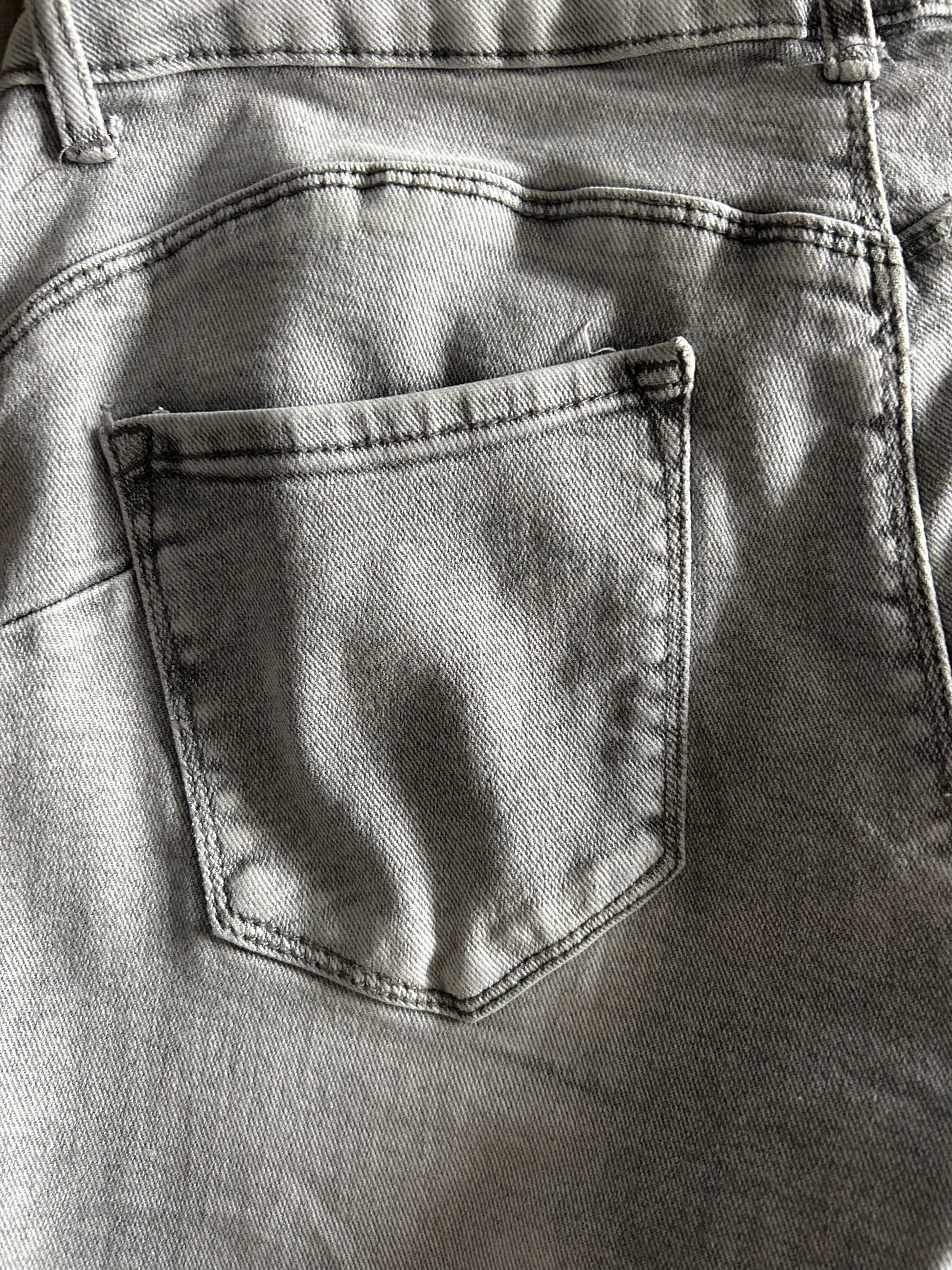 Livia Grey Skinny jeans close-up - zachte denim textuur