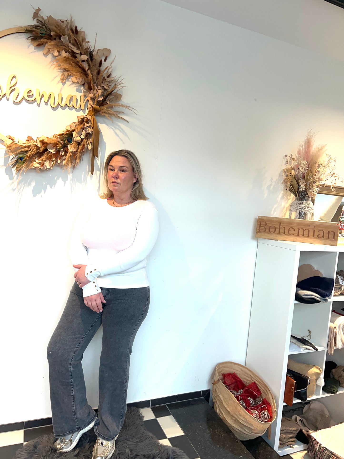 Elena Rib Top wit voorkant - aansluitende rib top met gouden knopen