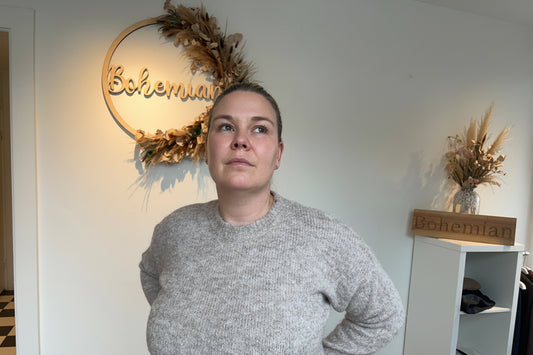 Amélie soft knit café au lait voorkant - zachte gerecyclede wol trui